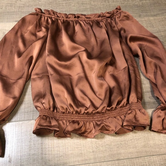 Shoulder off long sleeve top metallic crop top - Picture 2 of 7